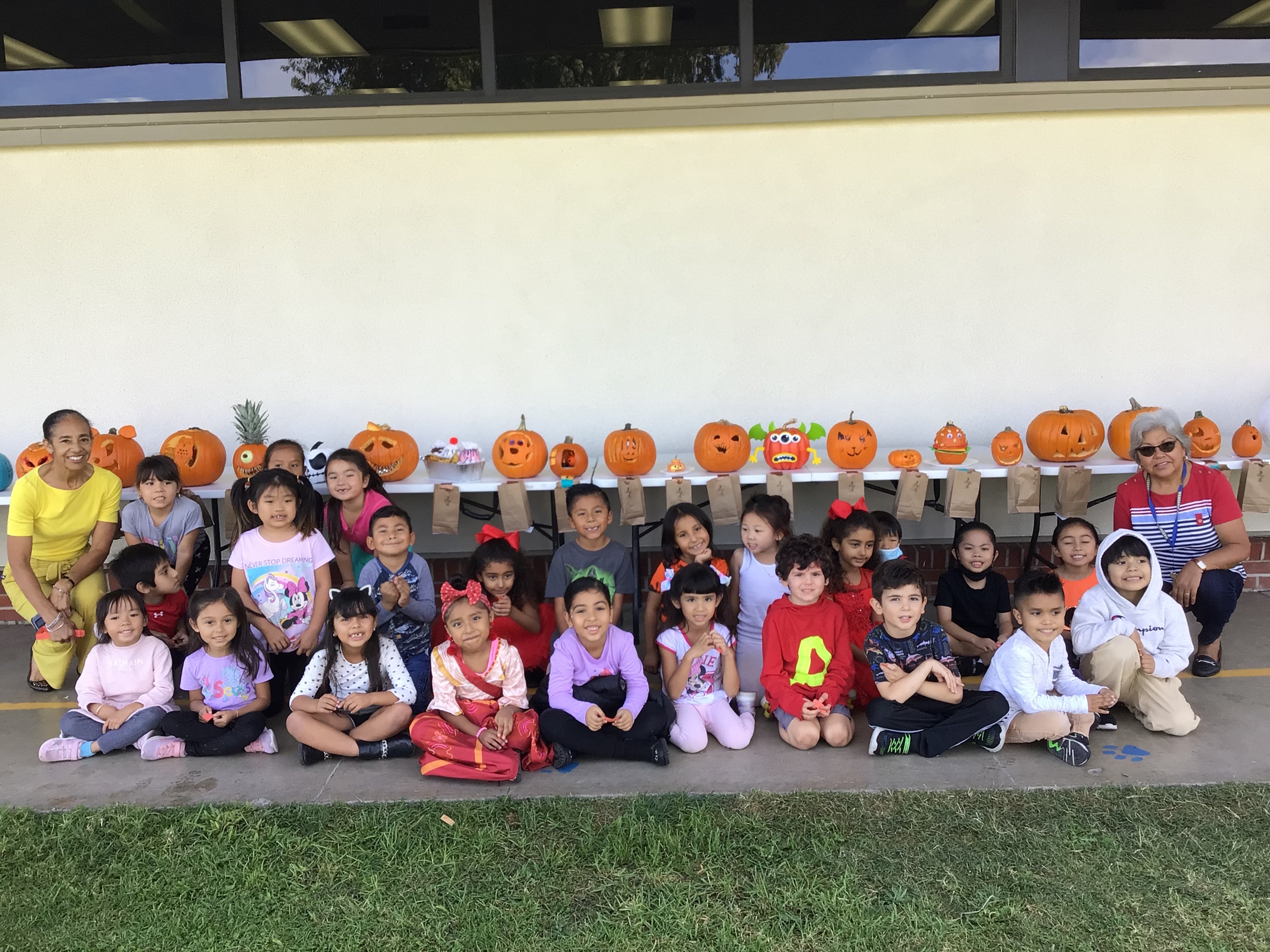 Kindergardeners at the Pumpkin Carving Contest