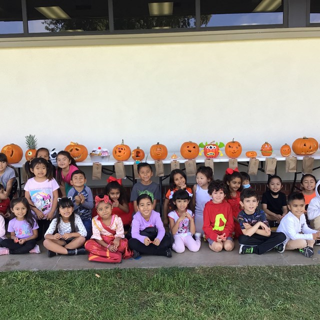 Kindergardeners at the Pumpkin Carving Contest